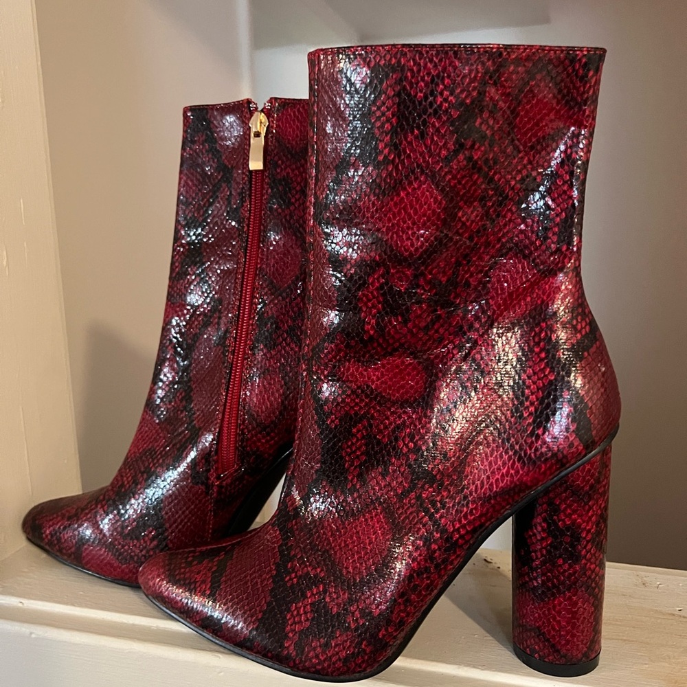 FAUX SNAKE SKIN RED HEELED BOOTIES SIZE 7